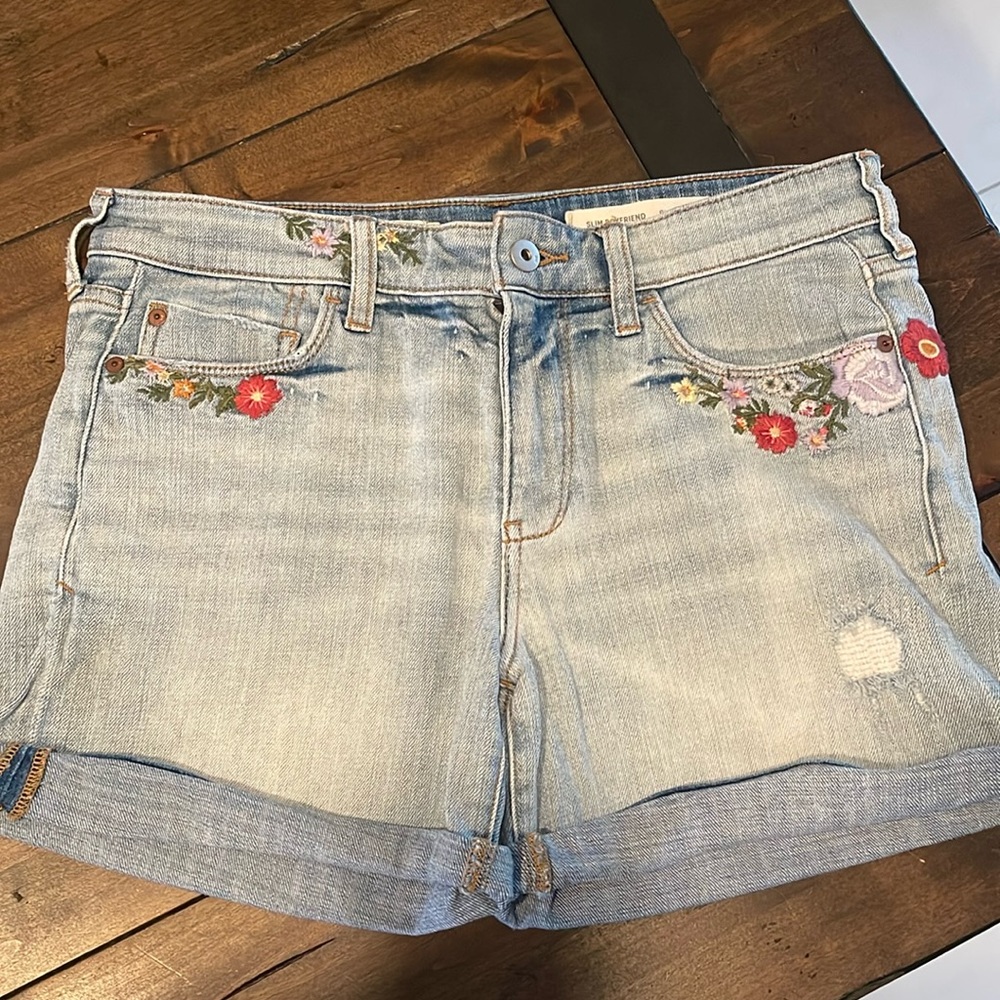 Pilcro Hyphen Distressed Denim Shorts w/Flower Embroidery Size 27